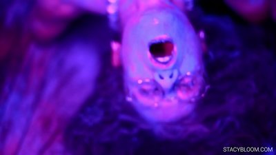 ბავშვი მასტურბირებს კამერაზე და თავს ორგაზმამდე მიჰყავს.